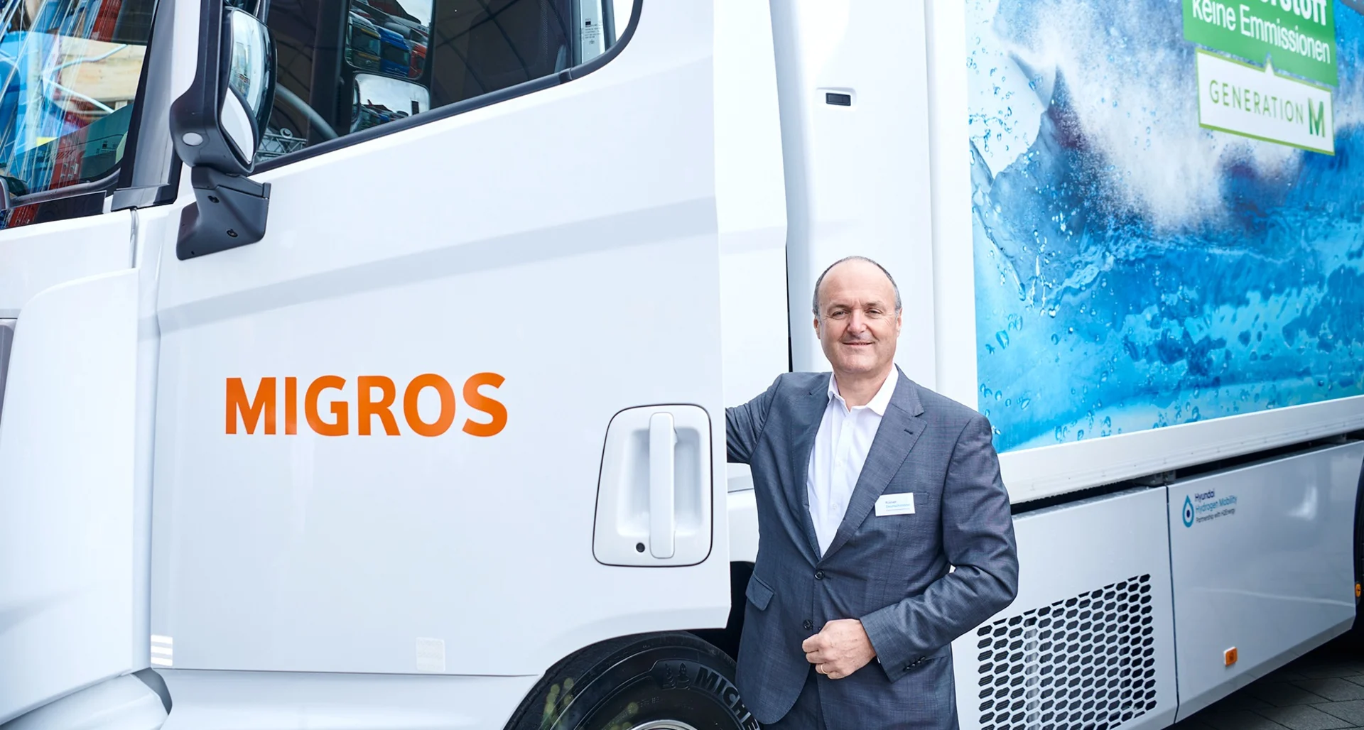 Rainer Deutschmann in front of a hydrogen truck