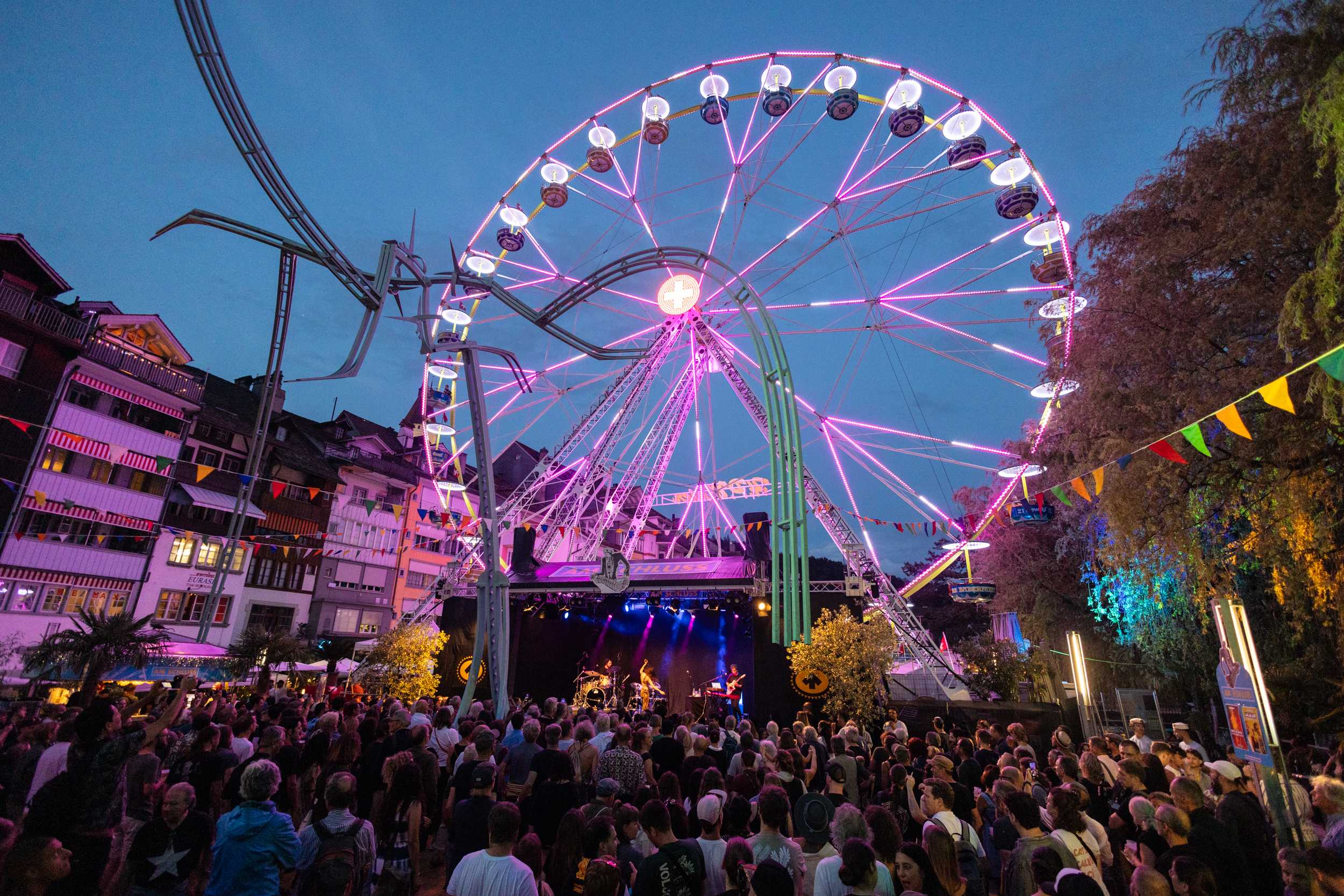 Grande roue illuminée le soir, festival Am Schluss