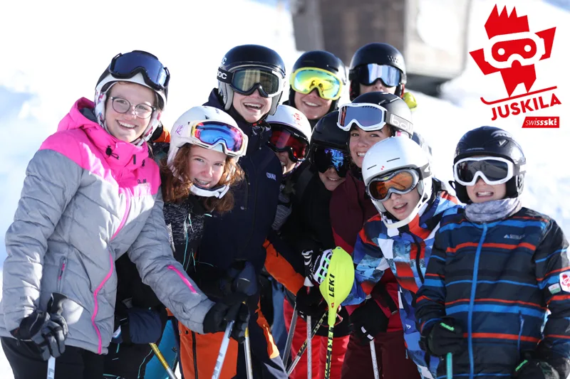 Foto di gruppo di giovani sulla pista da sci.