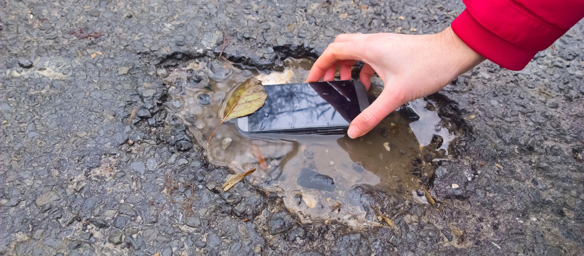 Téléphone portable dans une flaque d'eau