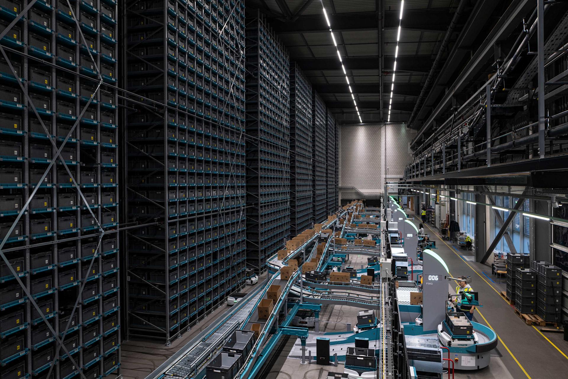 Automatisiertes Zentrallager von Digitec Galaxus.