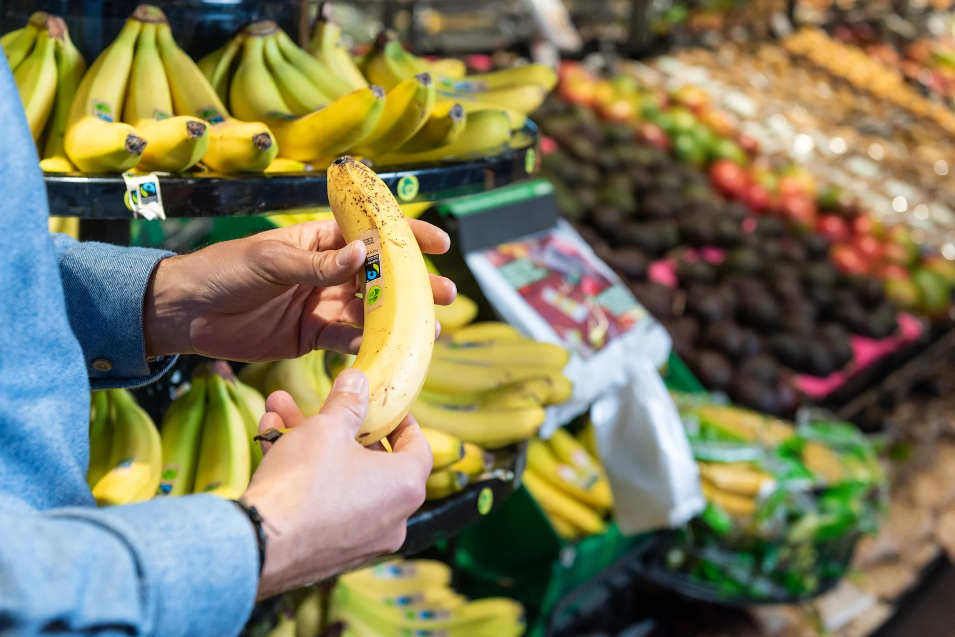 Philippe tient en main une banane tachée