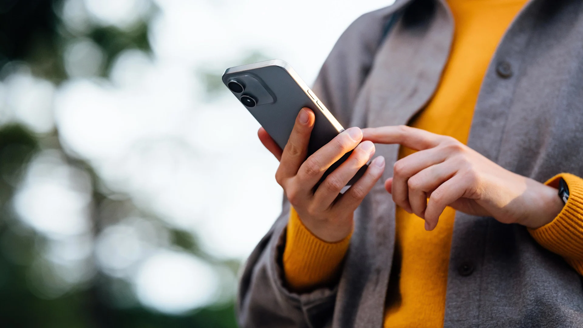 Une personne tape sur l'écran du téléphone portable