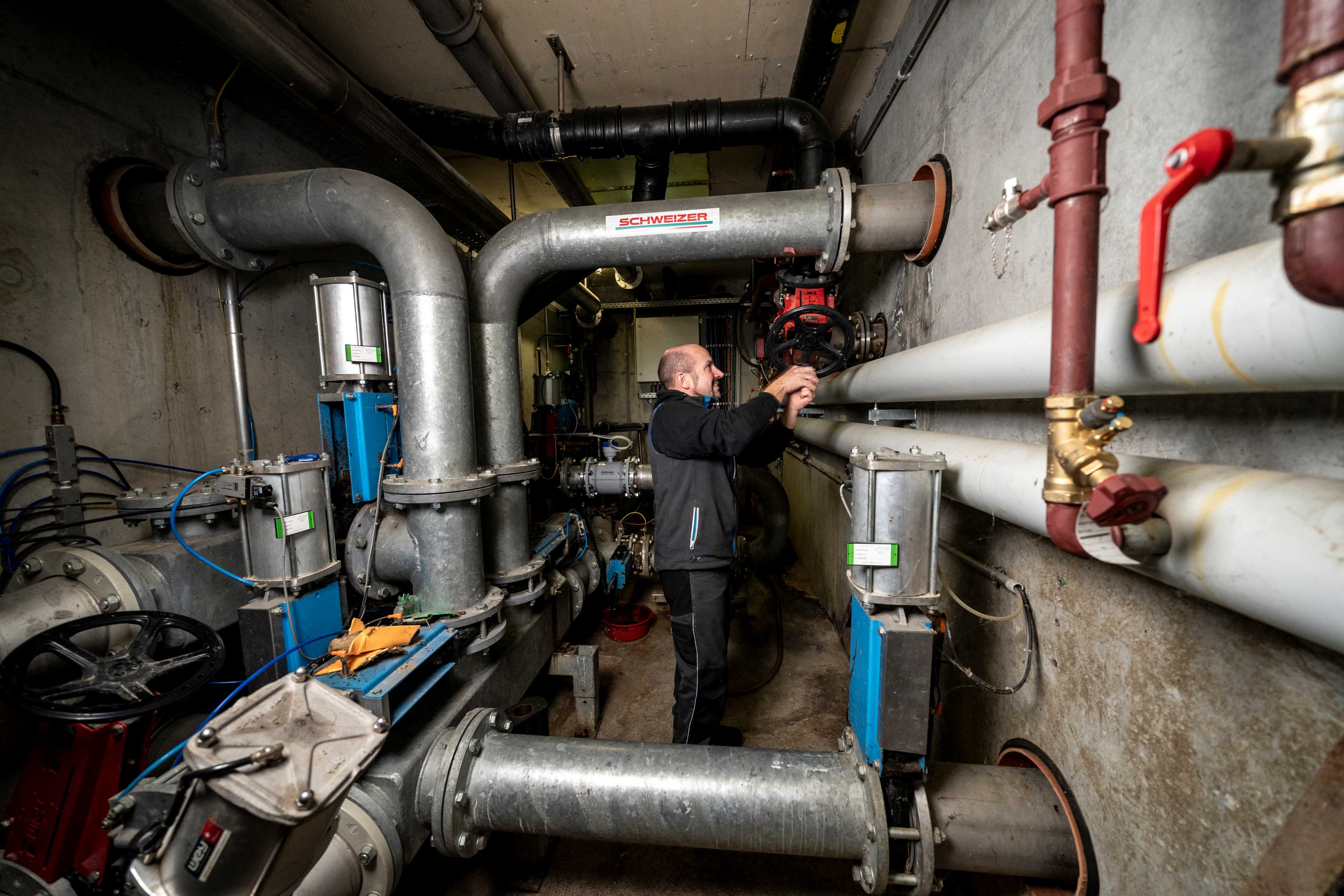 Michael Müller in una stanza con le condutture sotterranee.
