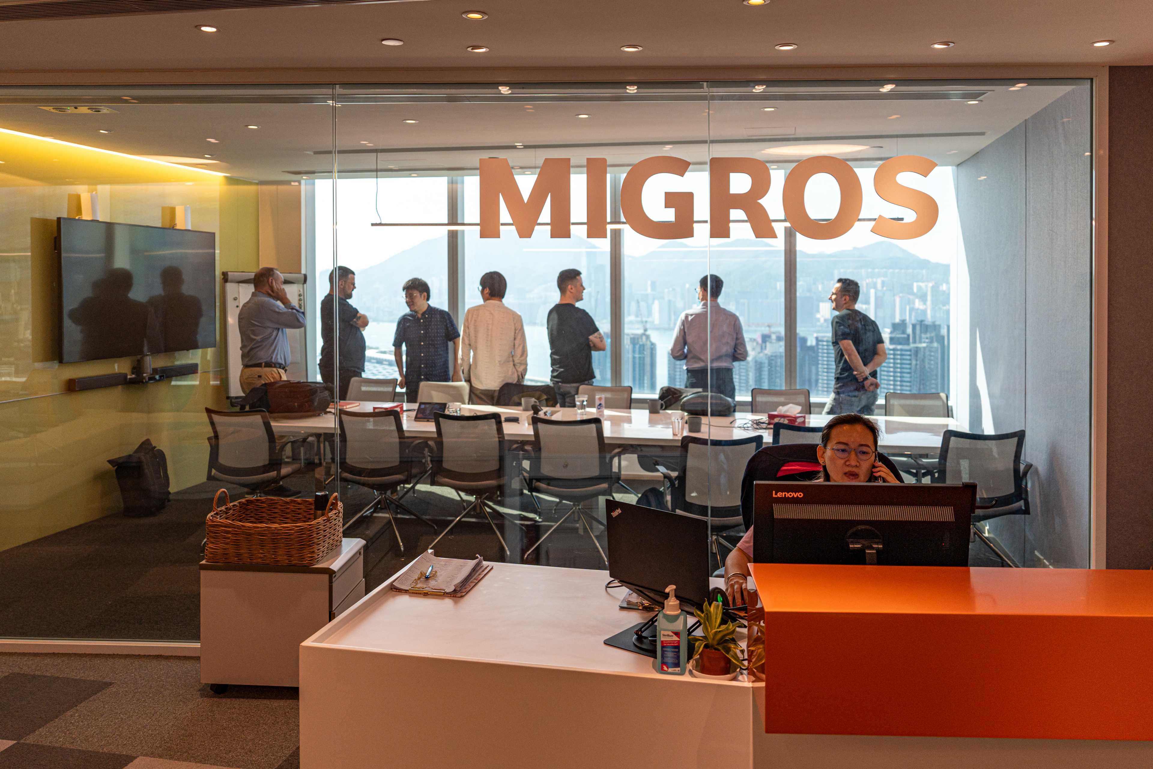 Das Migros-Büro in Hongkong mit Mitarbeitern