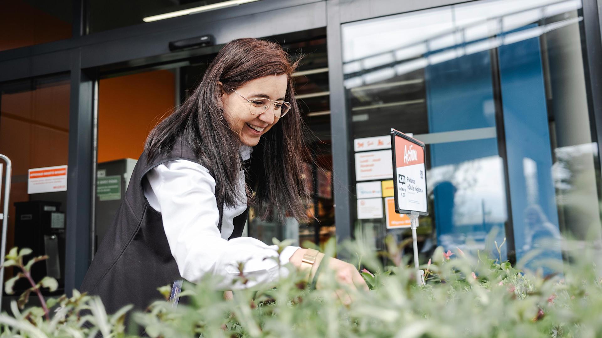 Brendalee Salazar vérifie les plantes à l'entrée