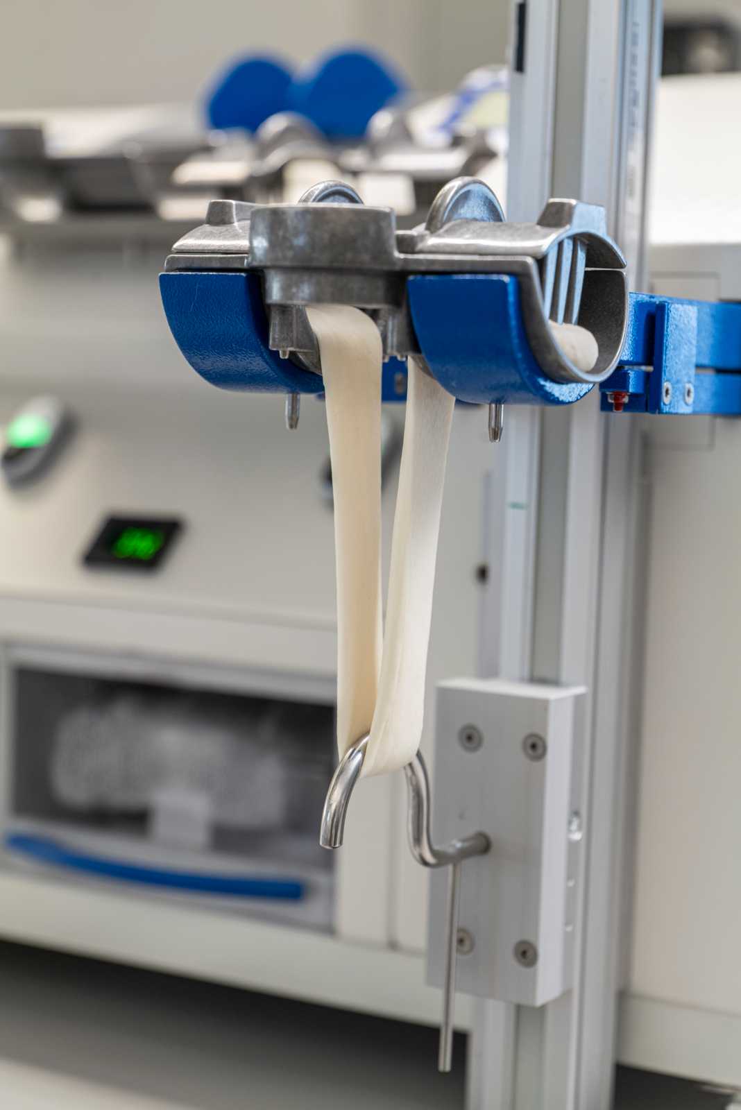 L’élasticité de la pâte est testée grâce à cet appareil.