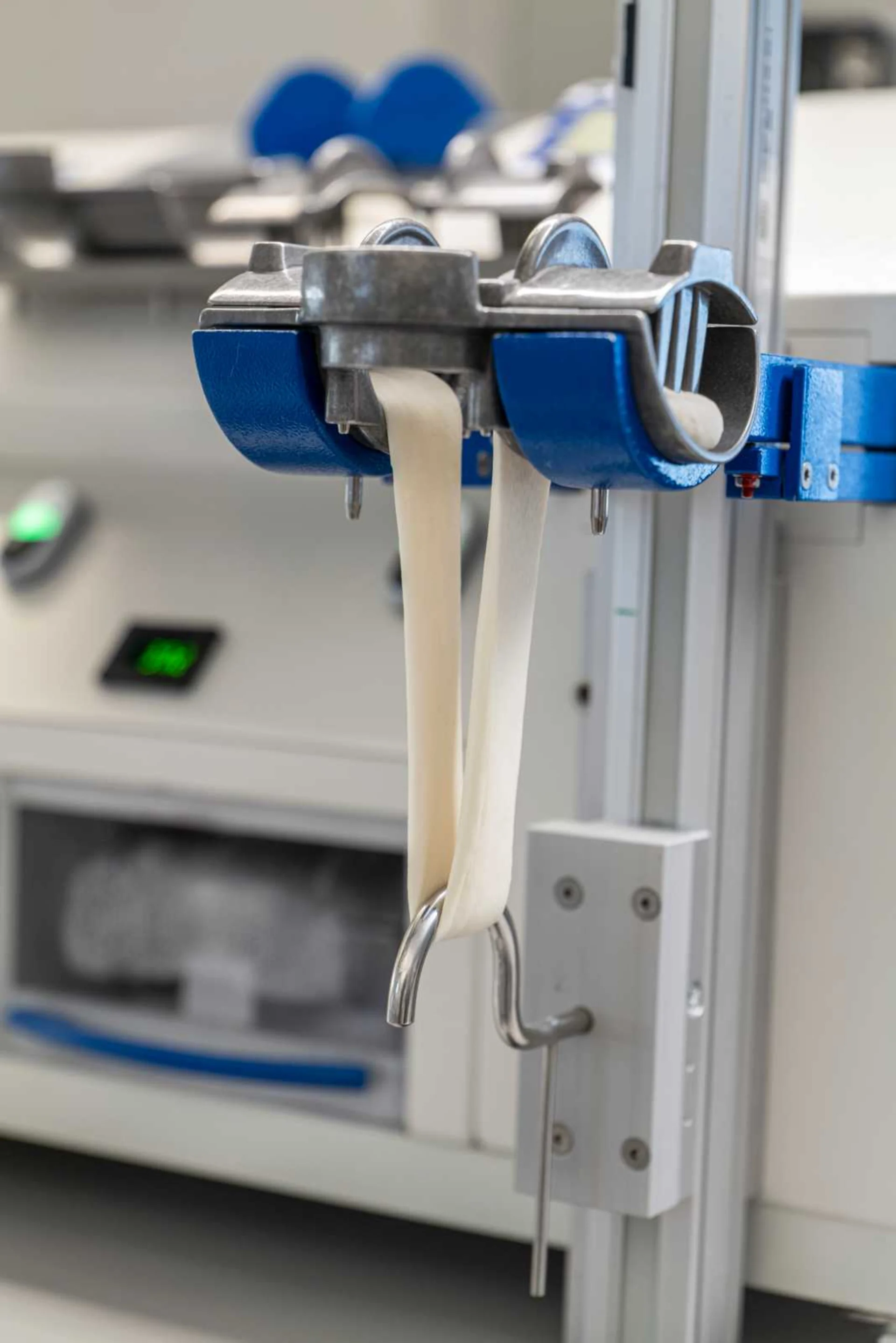 L’élasticité de la pâte est testée grâce à cet appareil.