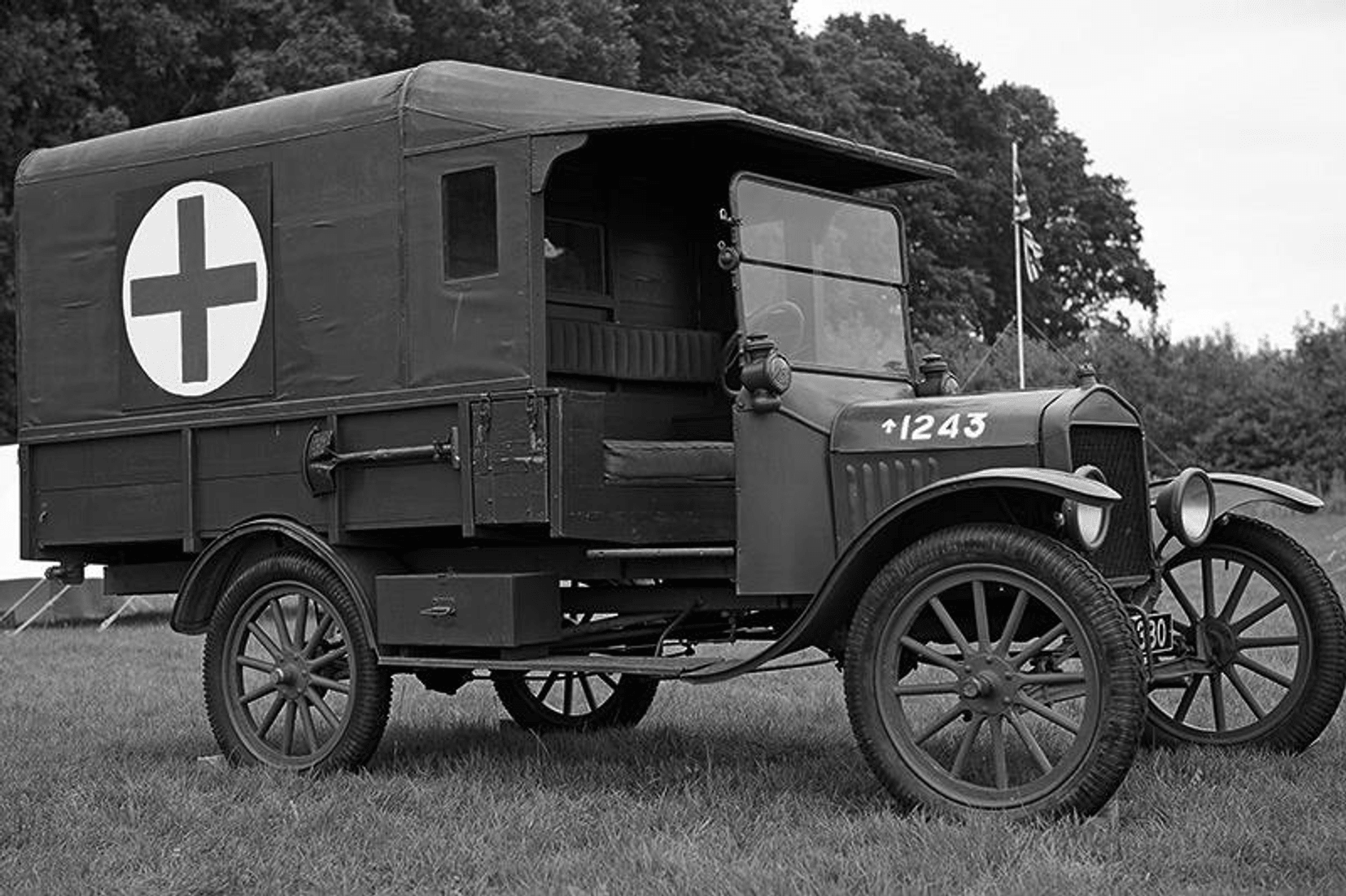 Ford T in use as an English field ambulance in the First World War (circa 1917).