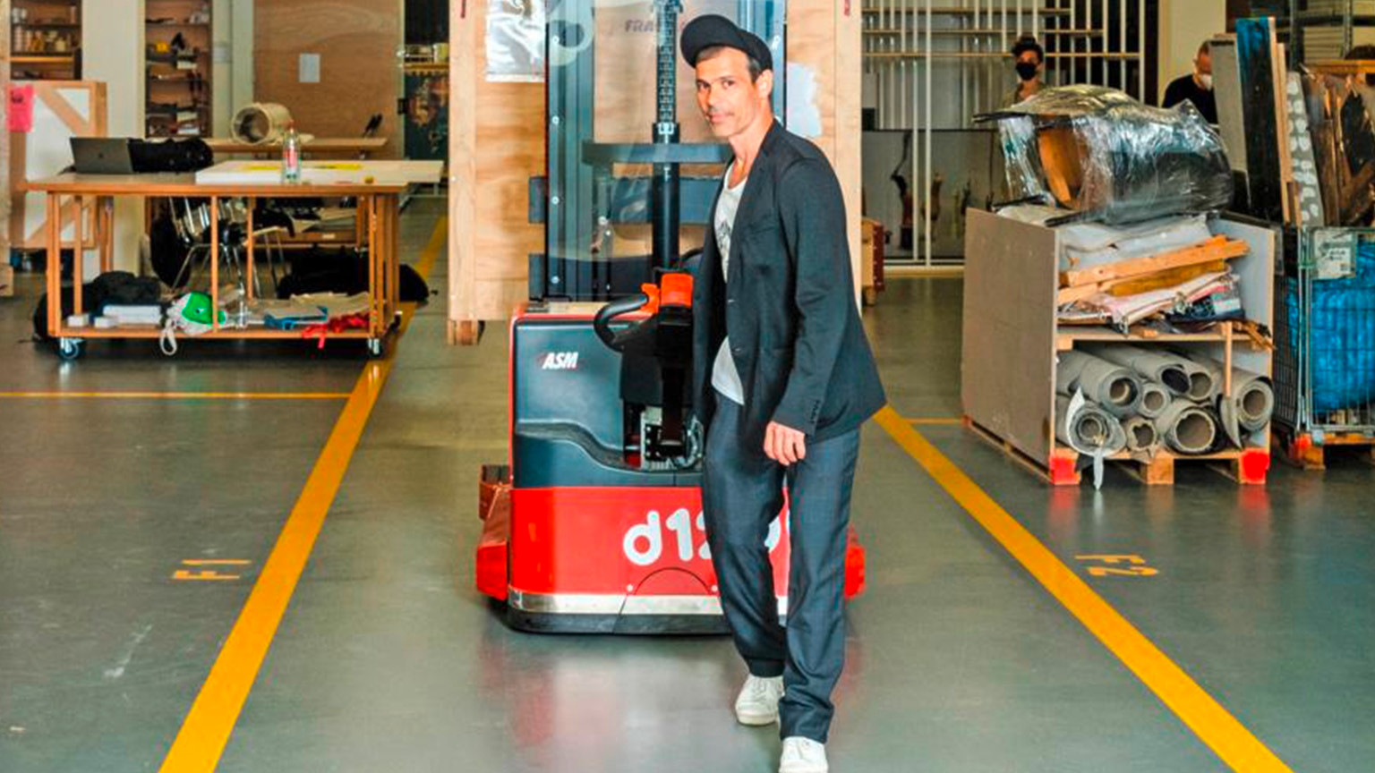 Le marchand d’art Cris Faria dans les catacombes du dépôt d’œuvres d’art de Migros.