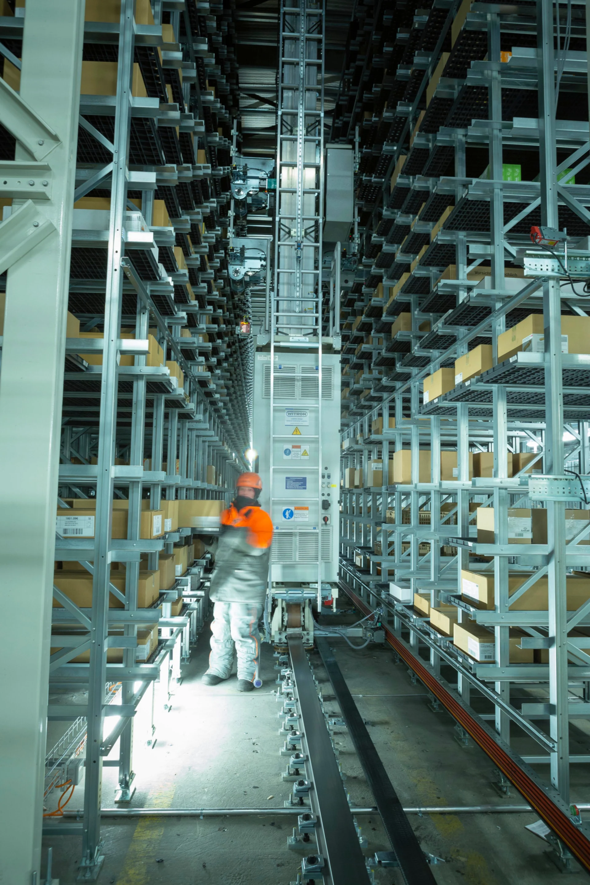In elf Meter hohen Regalen lagern sämtliche Tiefkühlprodukte, die in der Migros verkauft werden.