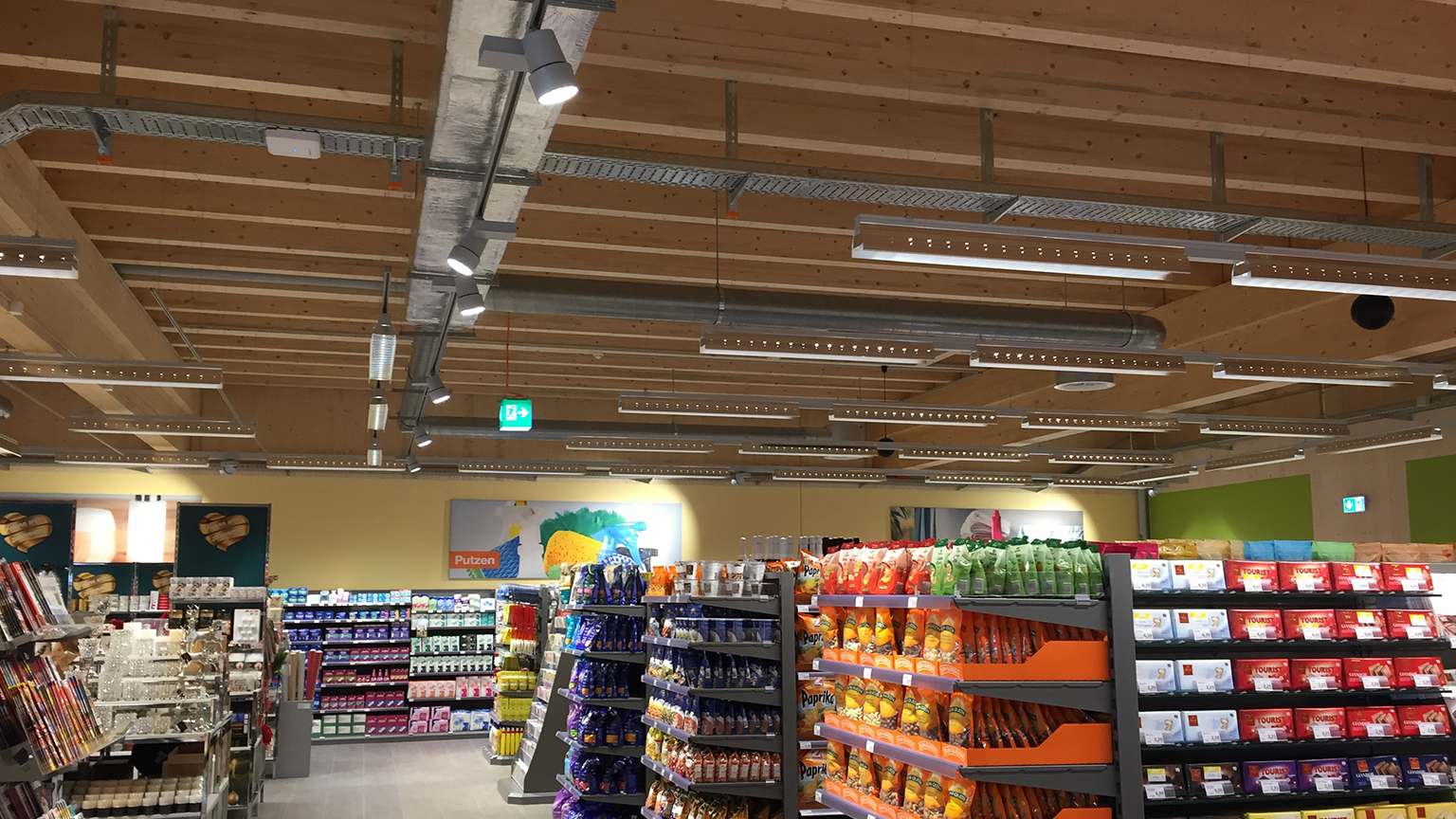 Energieeffiziente Beleuchtung in einer Migros-Filiale