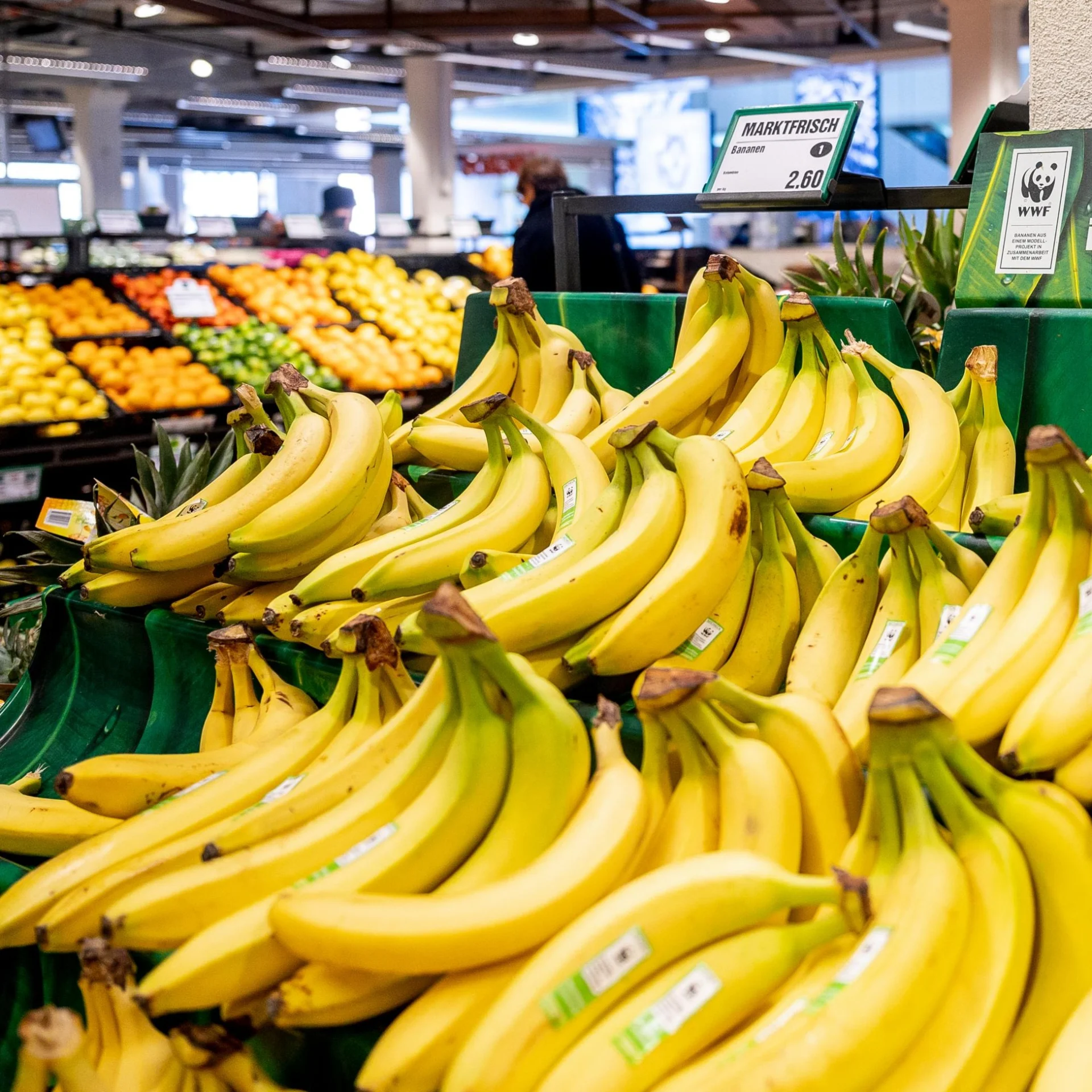 Ein Stapel gelber Bananen im Supermarktregal. 