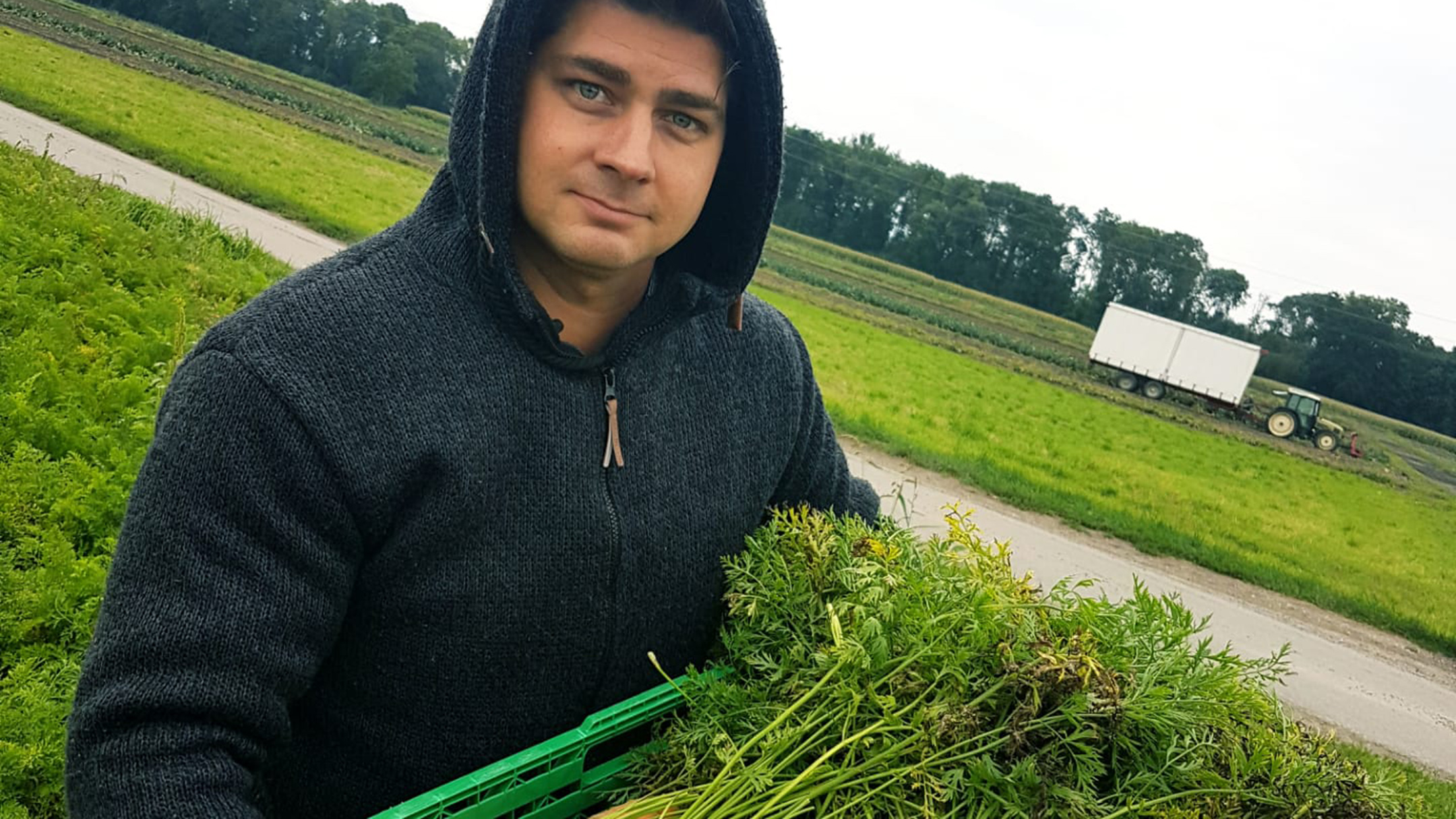 Mirko Buri su un campo di carote