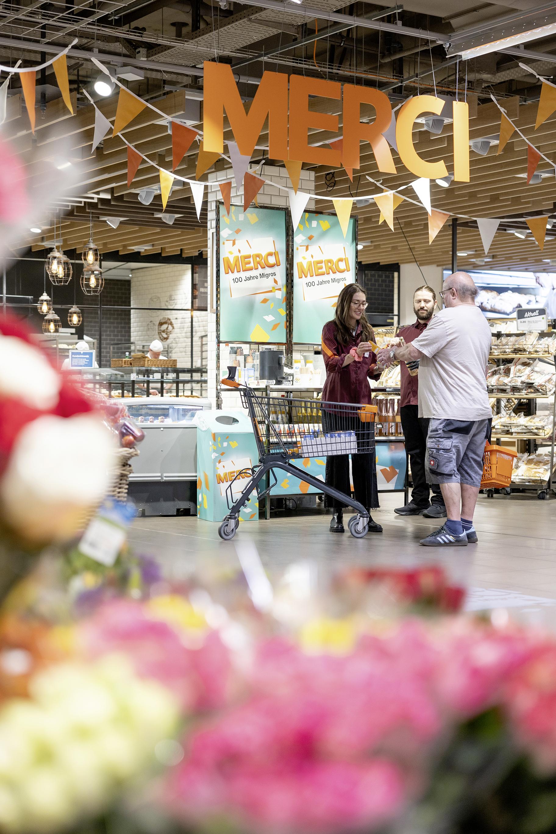 Eine Mitarbeiterin der Migros bedankt sich bei ihrer Kundschaft