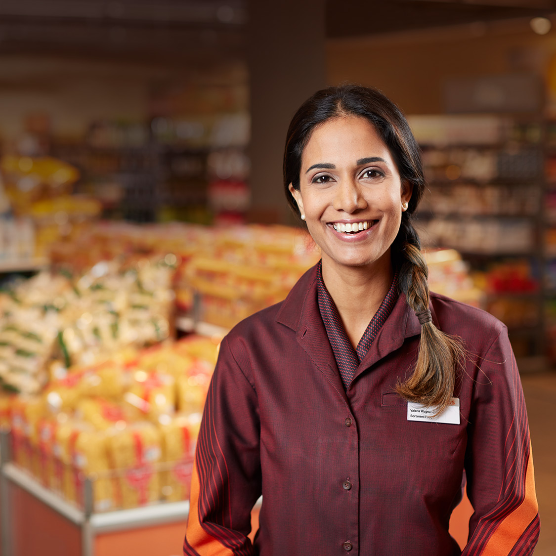 Portrait d'une collaboratrice Migros dans un supermarché