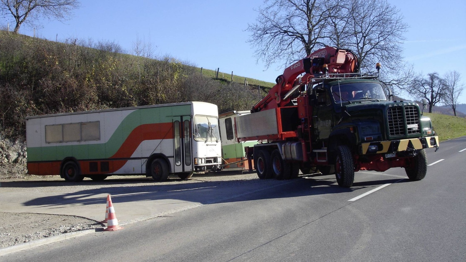 Ein alter Migros-Bus wird abgeschleppt