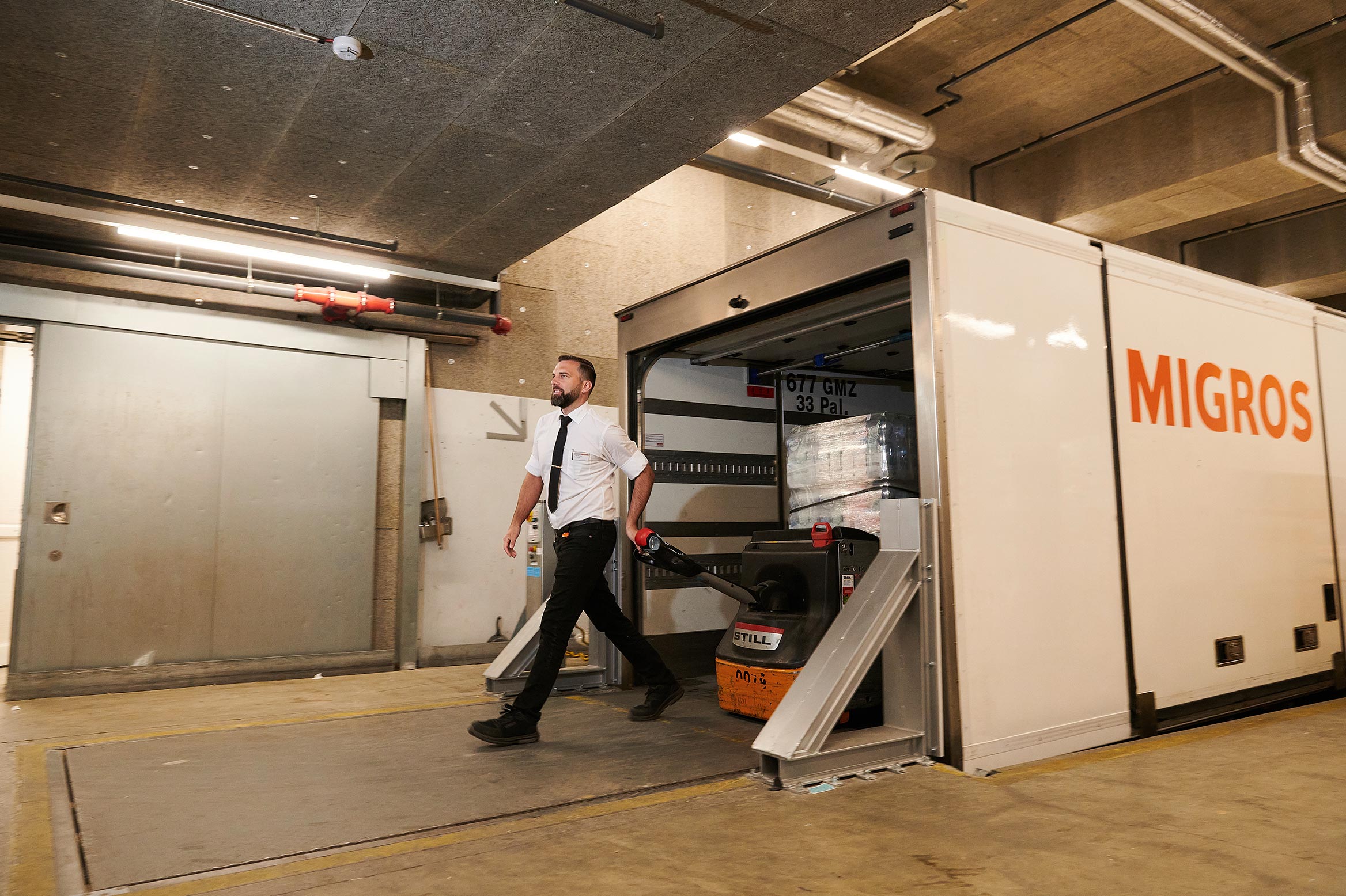 Yves Brunner hilft mit, Waren vom Lastwagen in den Laden zu bringen.