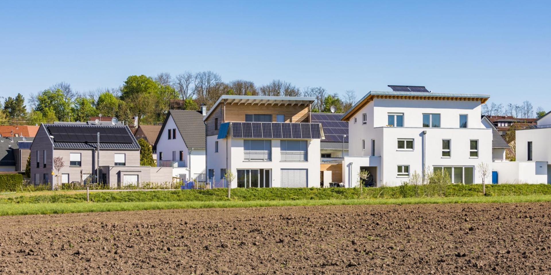 Eine Siedlung mit Häusern, die Solaranlagen auf dem Dach haben.