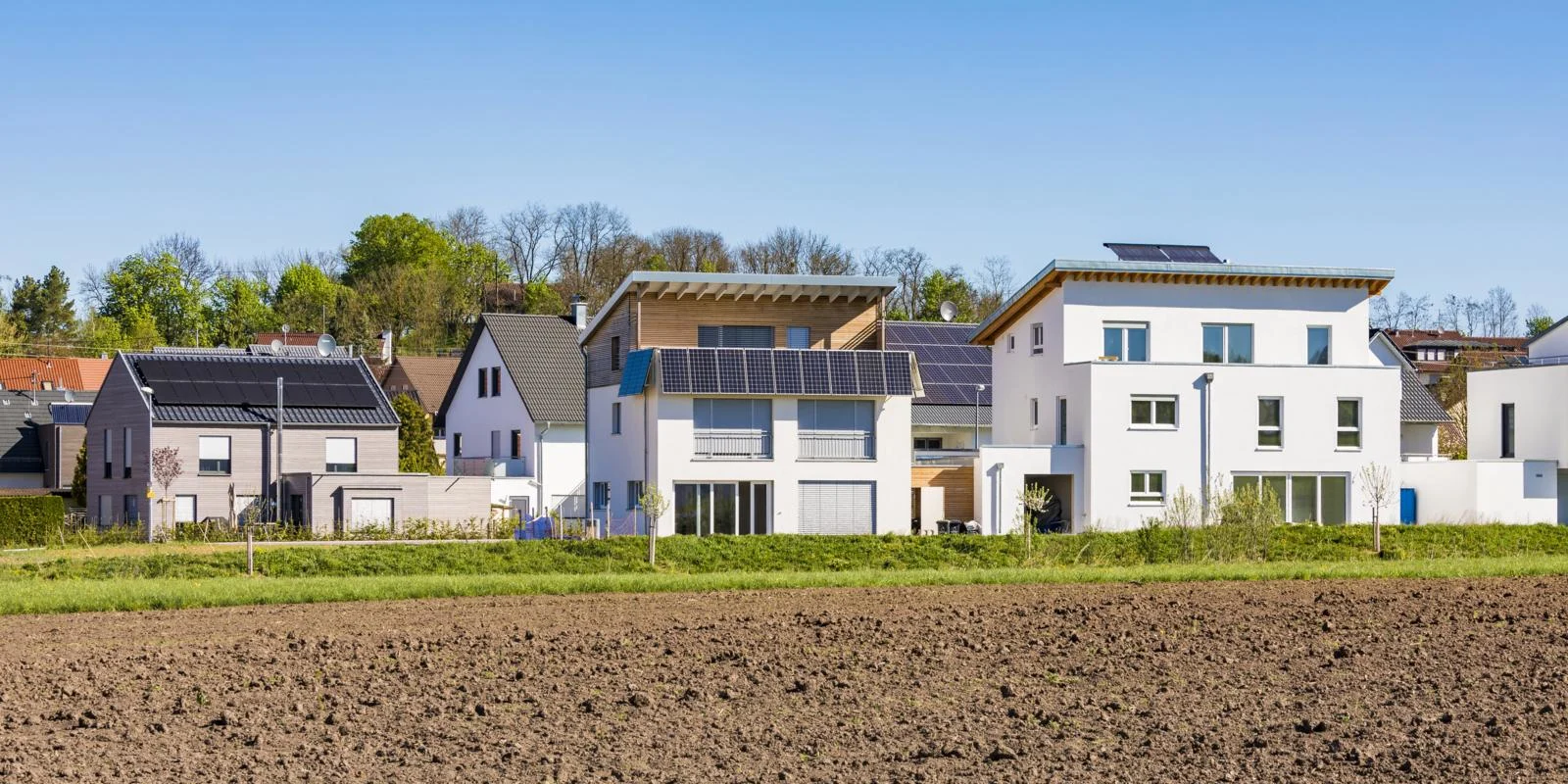 Eine Siedlung mit Häusern, die Solaranlagen auf dem Dach haben.