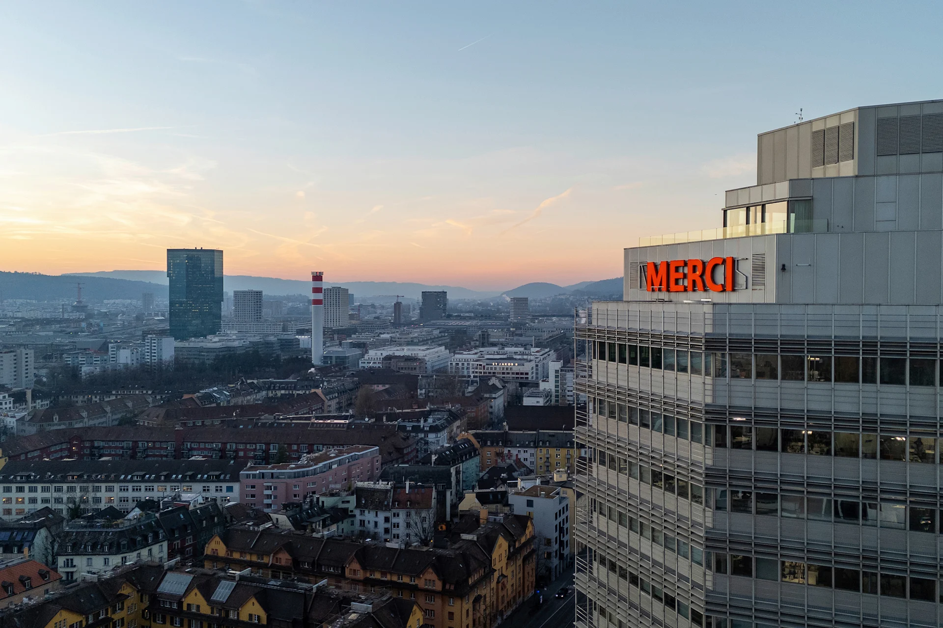 Am MGB-Hochhaus in Zürich prangt ein grosses MERCI statt MIGROS.