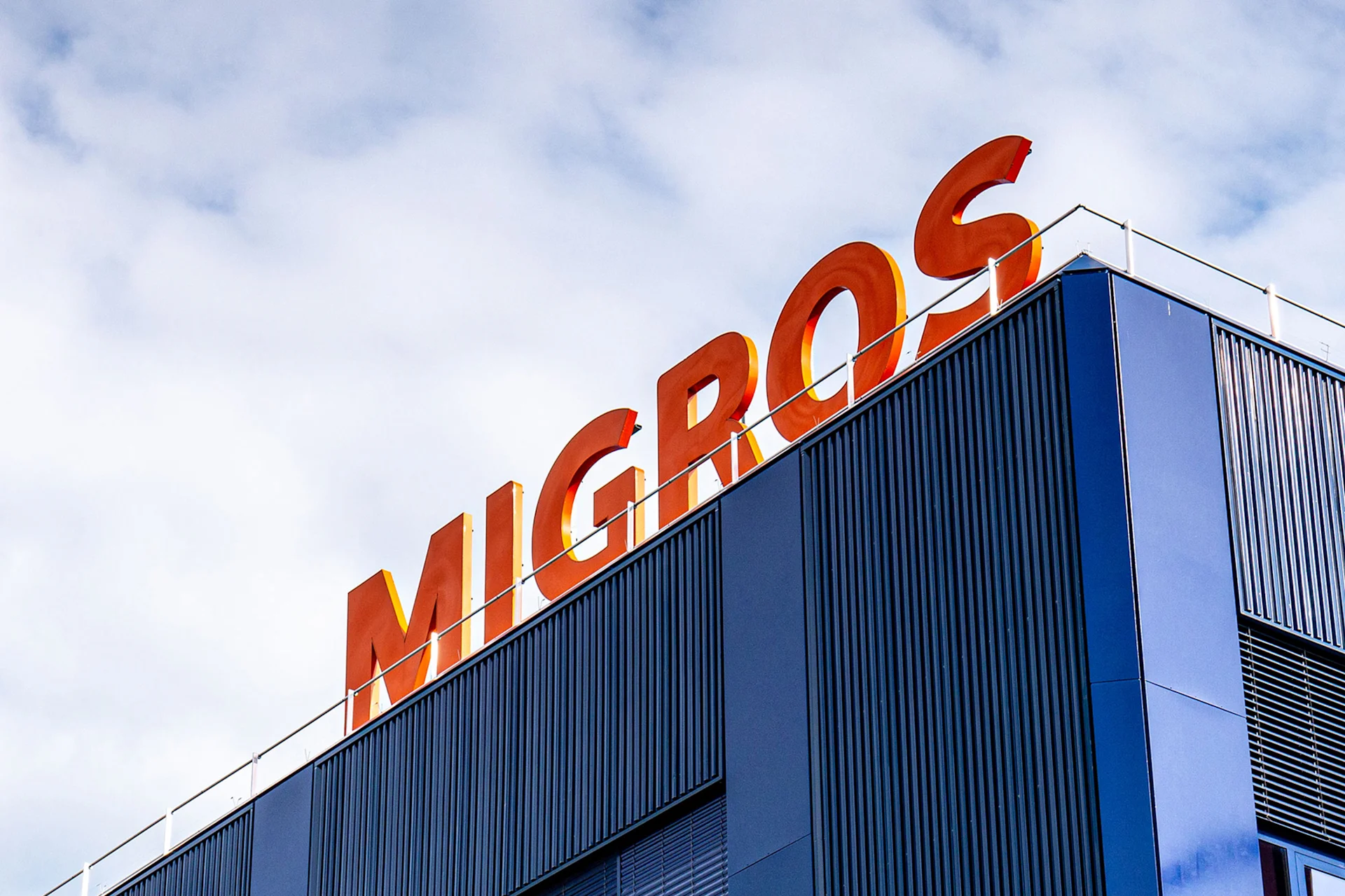 Inscription Migros sur un bâtiment