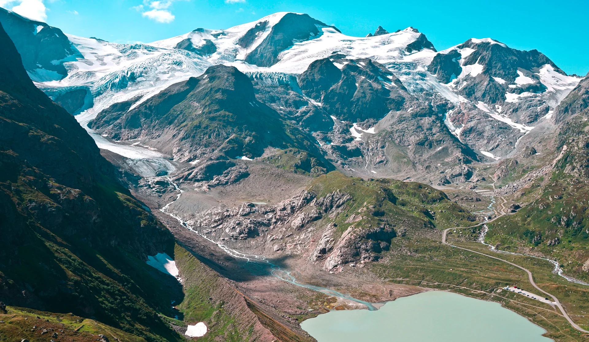 Der Steingletscher im Gadmertal, Berner Oberland. Aufgrund des Gletscherrückgangs ist ein See entstanden.