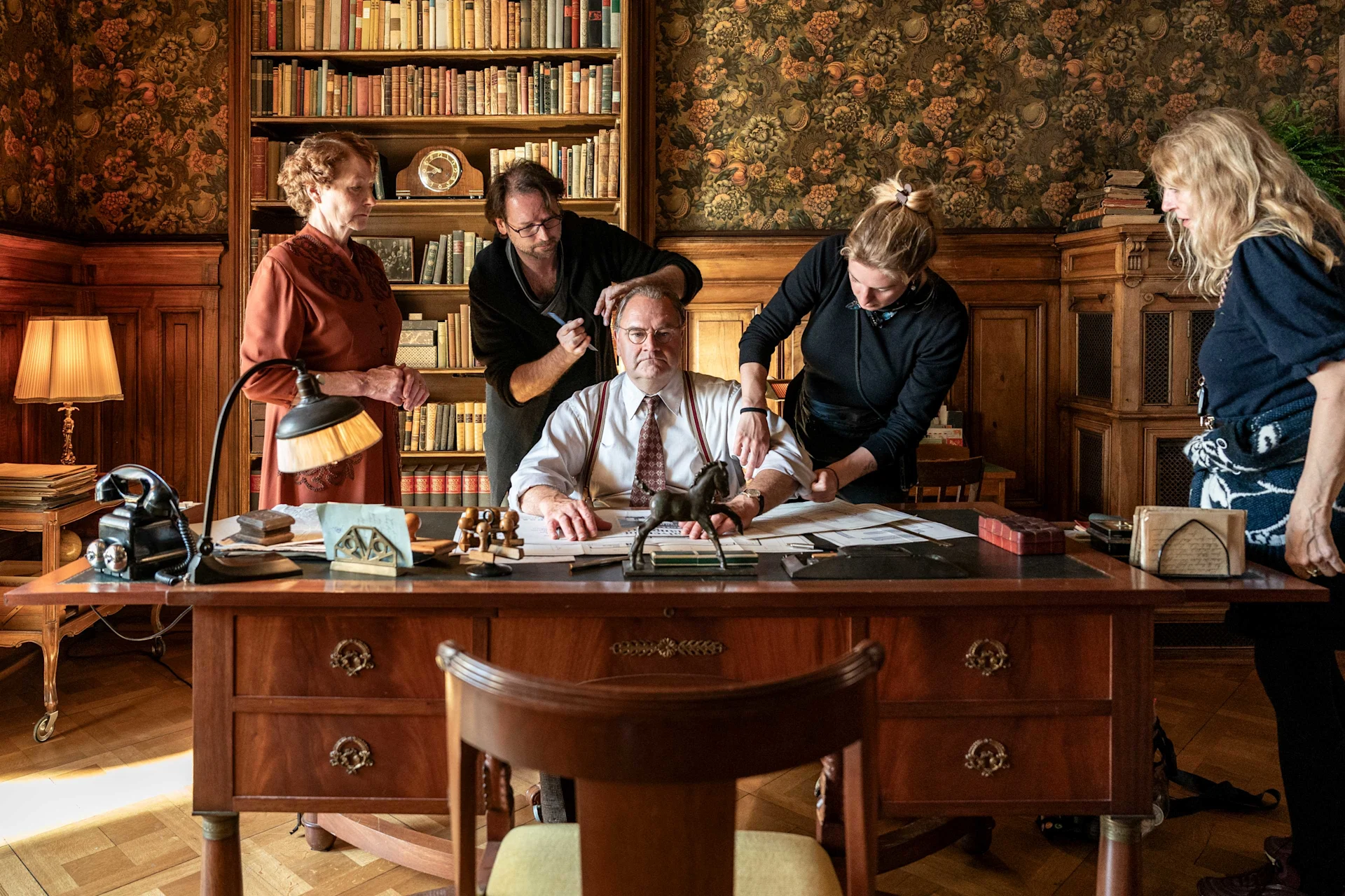 Mitarbeiter der Filmcrew «arrangieren» Gottlieb und Adele Duttweiler im nachgestellten Privatbüro