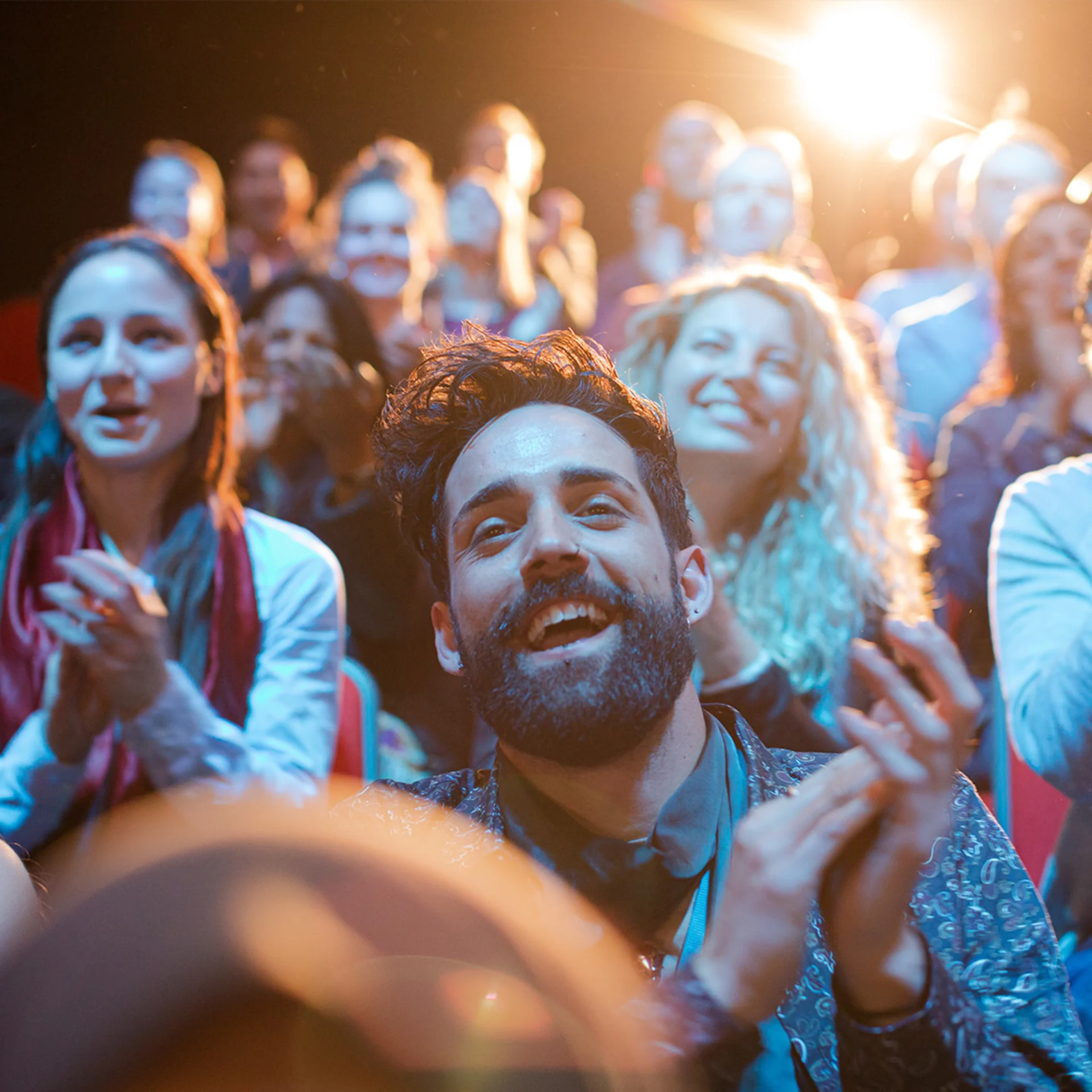 publics d'un spectacle applaudissant