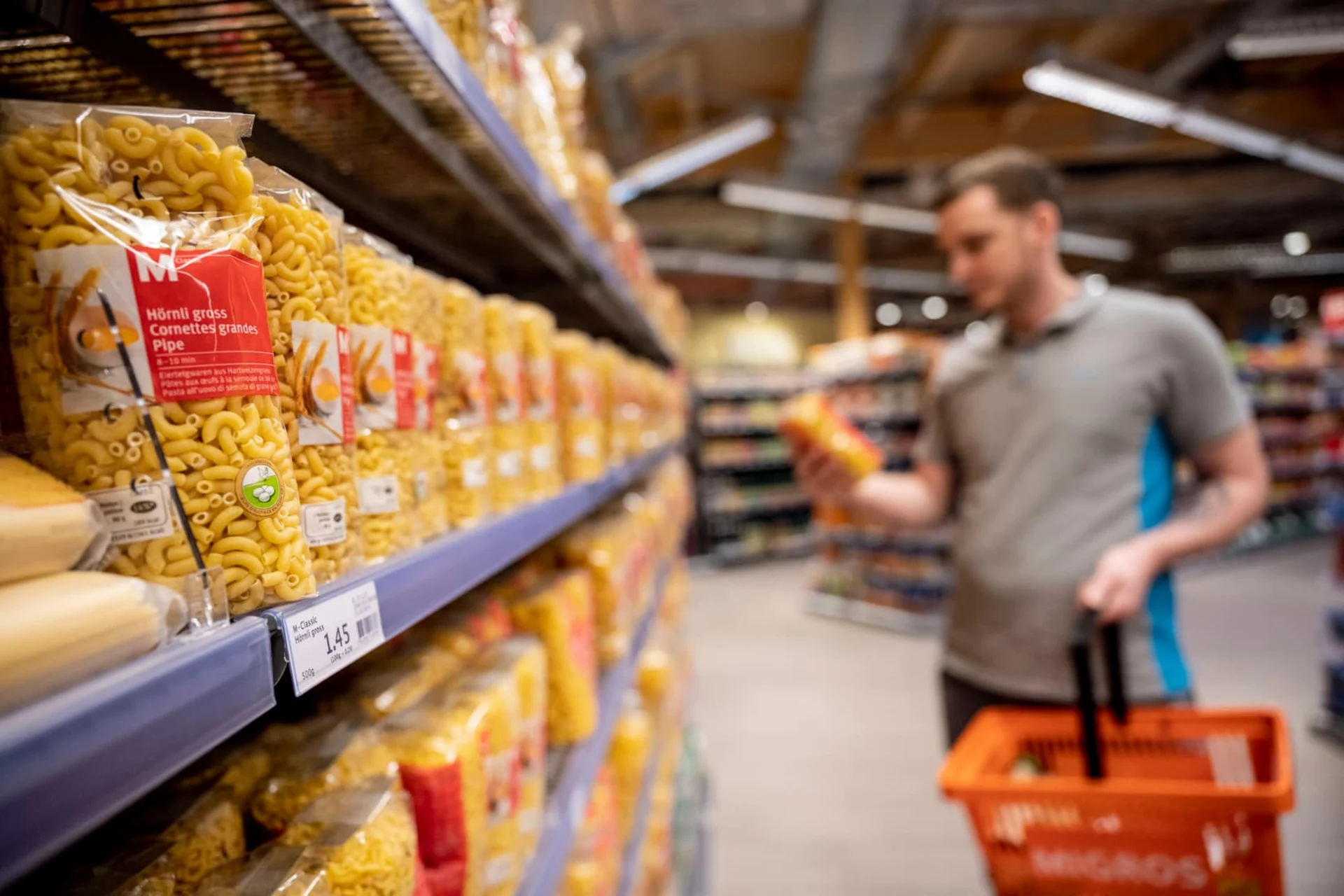 Mann steht vor dem Pasta-Regal