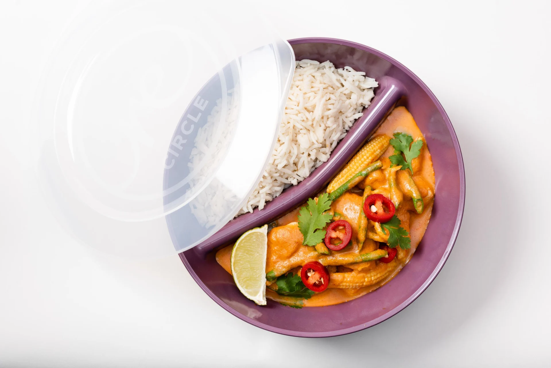 Eine reCircle-Mehrwegschale von oben, gefüllt mit Reis und Curry.