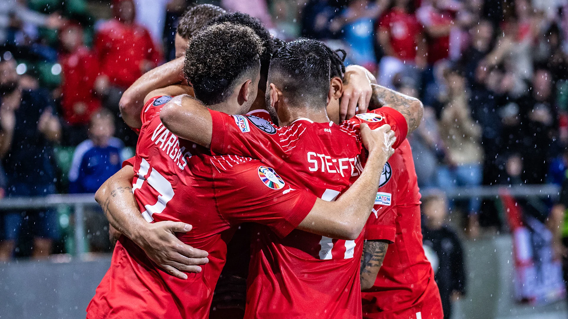 Spieler der Schweizer Nati jubeln: 2024 treten sie an der Europameisterschaft in Deutschland an.