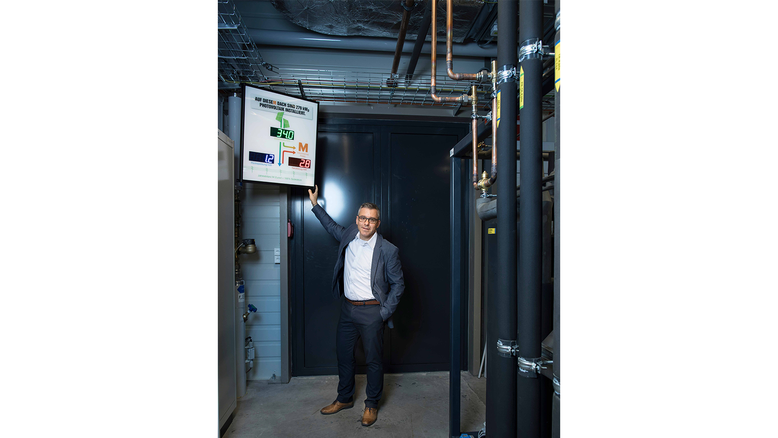 Ein Mitarbeiter überprüft den Energieverbrauch einer Filiale