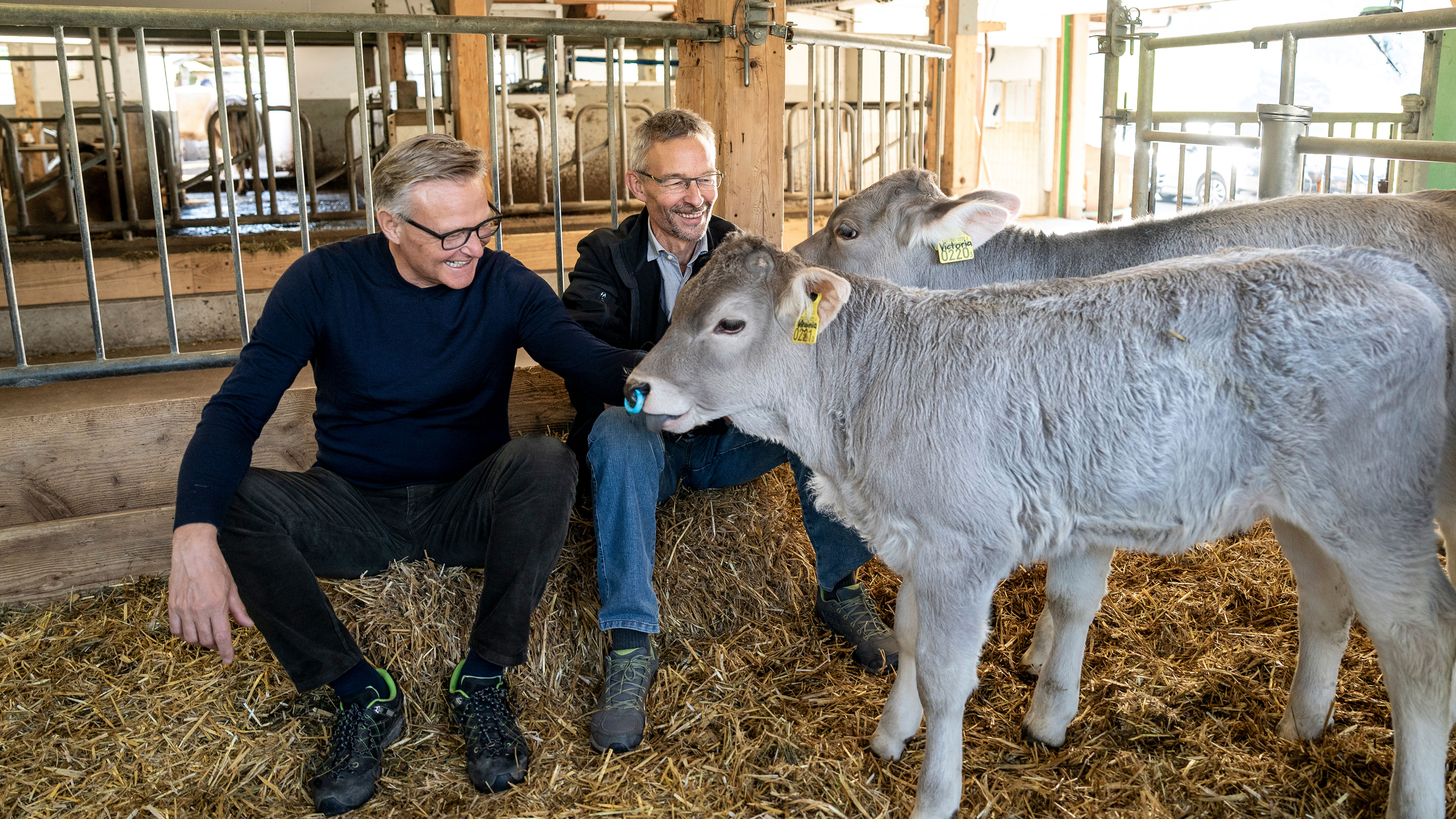 Mario Irminger, capo della Migros e Urs Brändli, presidente di Bio Suisse, nella sua azienda agricola a Goldingen (SG).