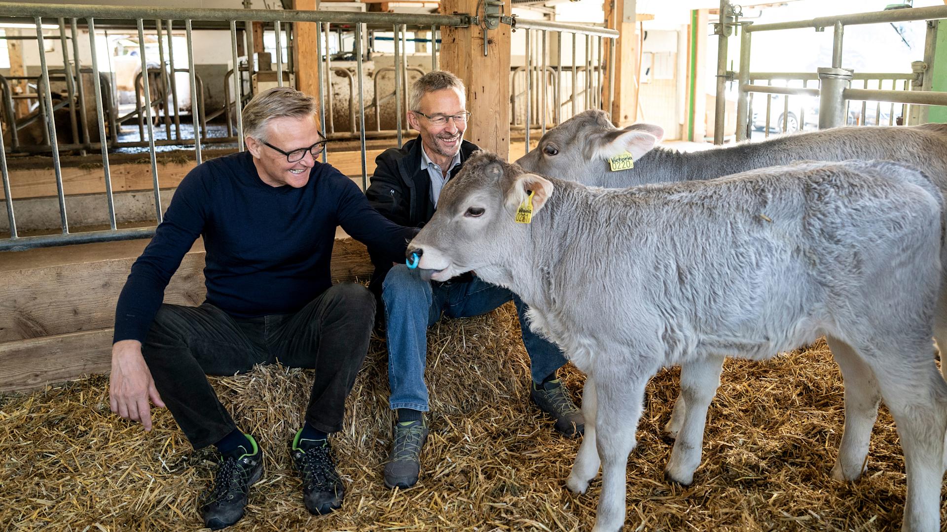 Mario Irminger, capo della Migros e Urs Brändli, presidente di Bio Suisse, nella sua azienda agricola a Goldingen (SG).