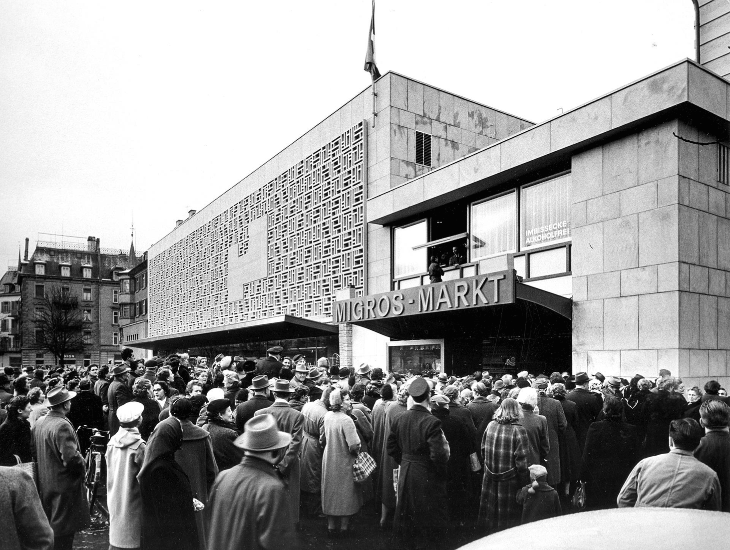 3-ZH-Oerlikon-Marktplatz-aussen-Menschenmenge_28