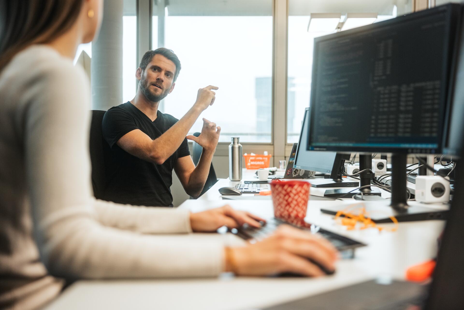 Due dipendenti discutono al lavoro