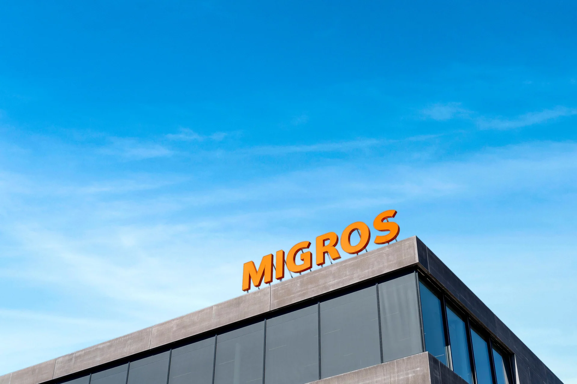 Migros Schriftzug an einem Gebäude