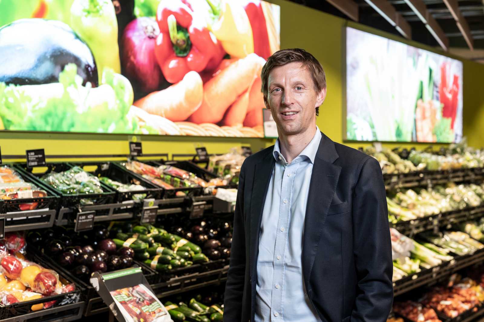 Matthias Wunderlin, Leiter Migros-Industrie, steht in der Gemüseabteilung