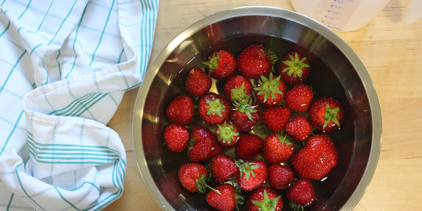 Fraises dans un bain de vinaigre