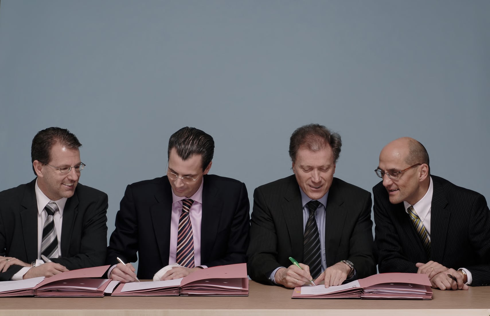 Vertragsunterzeichnung, v.l: Bruno Sacher, Finanzchef Denner, Philippe Gaydoul, CEO Denner, Herbert Bolliger, Präsident der Generaldirektion MGB, Jörg Zulauf, Leiter Departement Finanzen und Mitglied der Generaldirektion