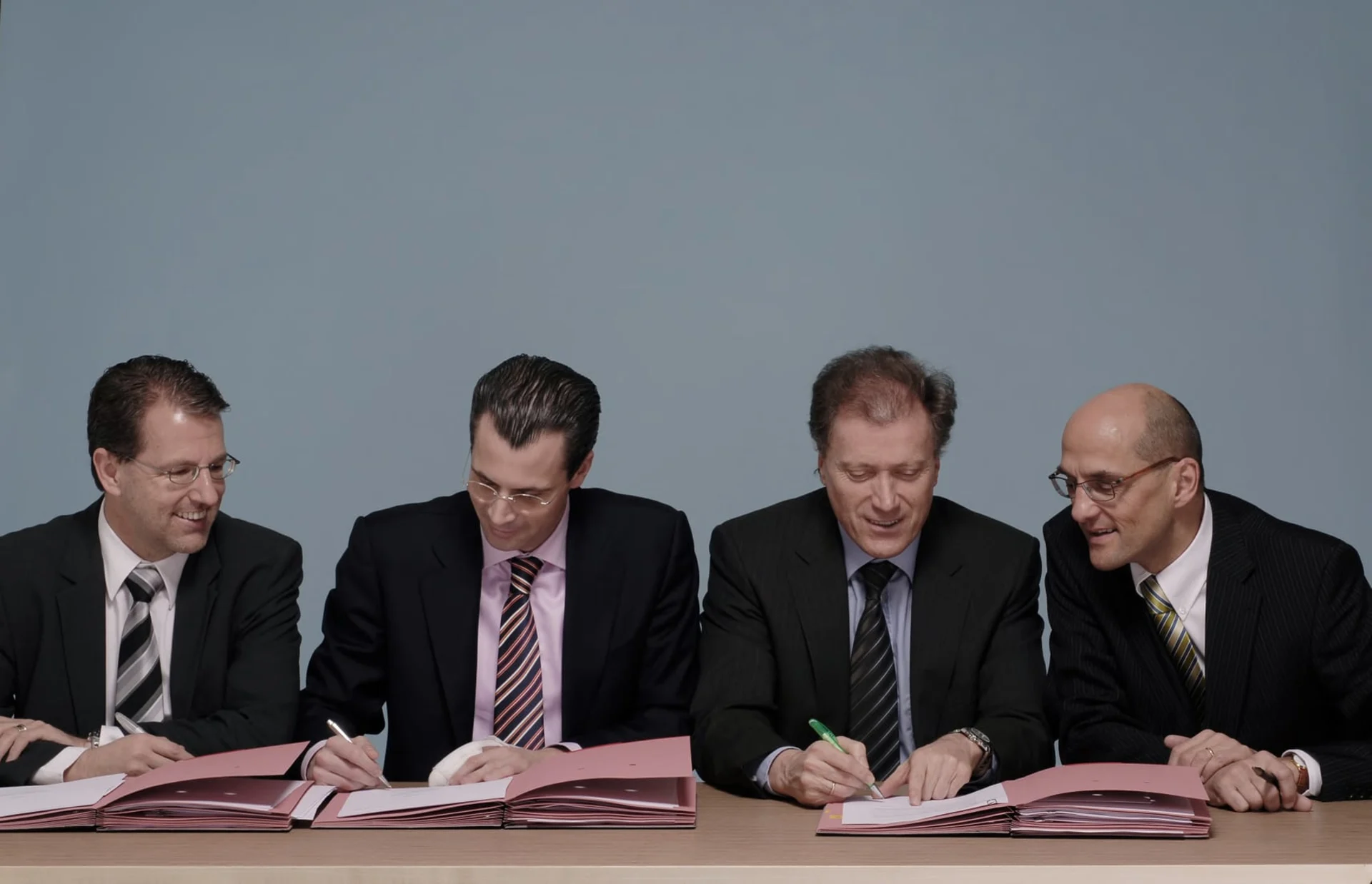Vertragsunterzeichnung, v.l: Bruno Sacher, Finanzchef Denner, Philippe Gaydoul, CEO Denner, Herbert Bolliger, Präsident der Generaldirektion MGB, Jörg Zulauf, Leiter Departement Finanzen und Mitglied der Generaldirektion