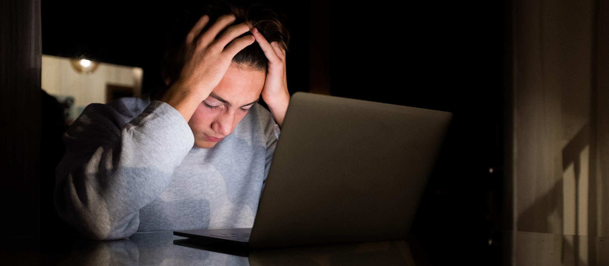 Garçon avec ordinateur