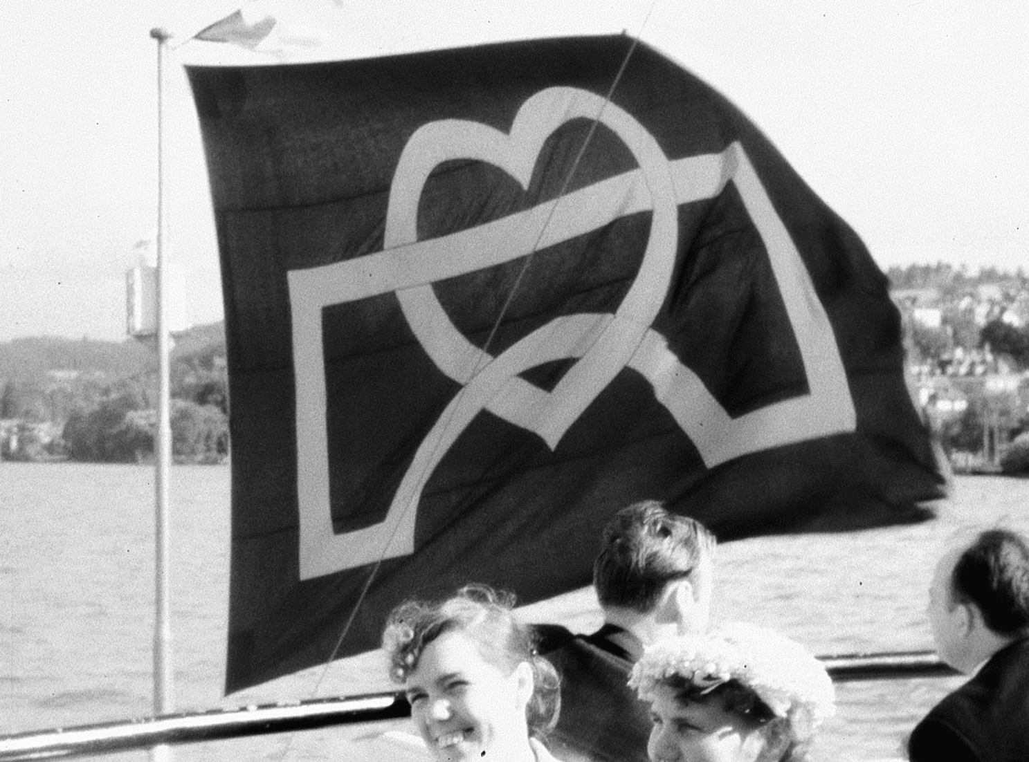 A bridge with a heart is depicted on a flag (1948).
