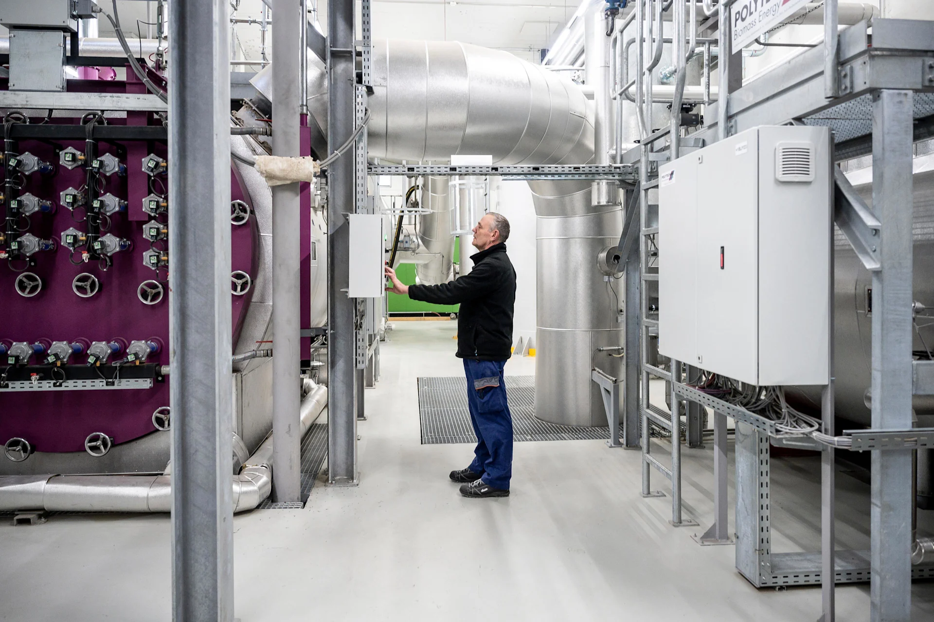 Un uomo si trova davanti a un centro di controllo in una sala tecnica.