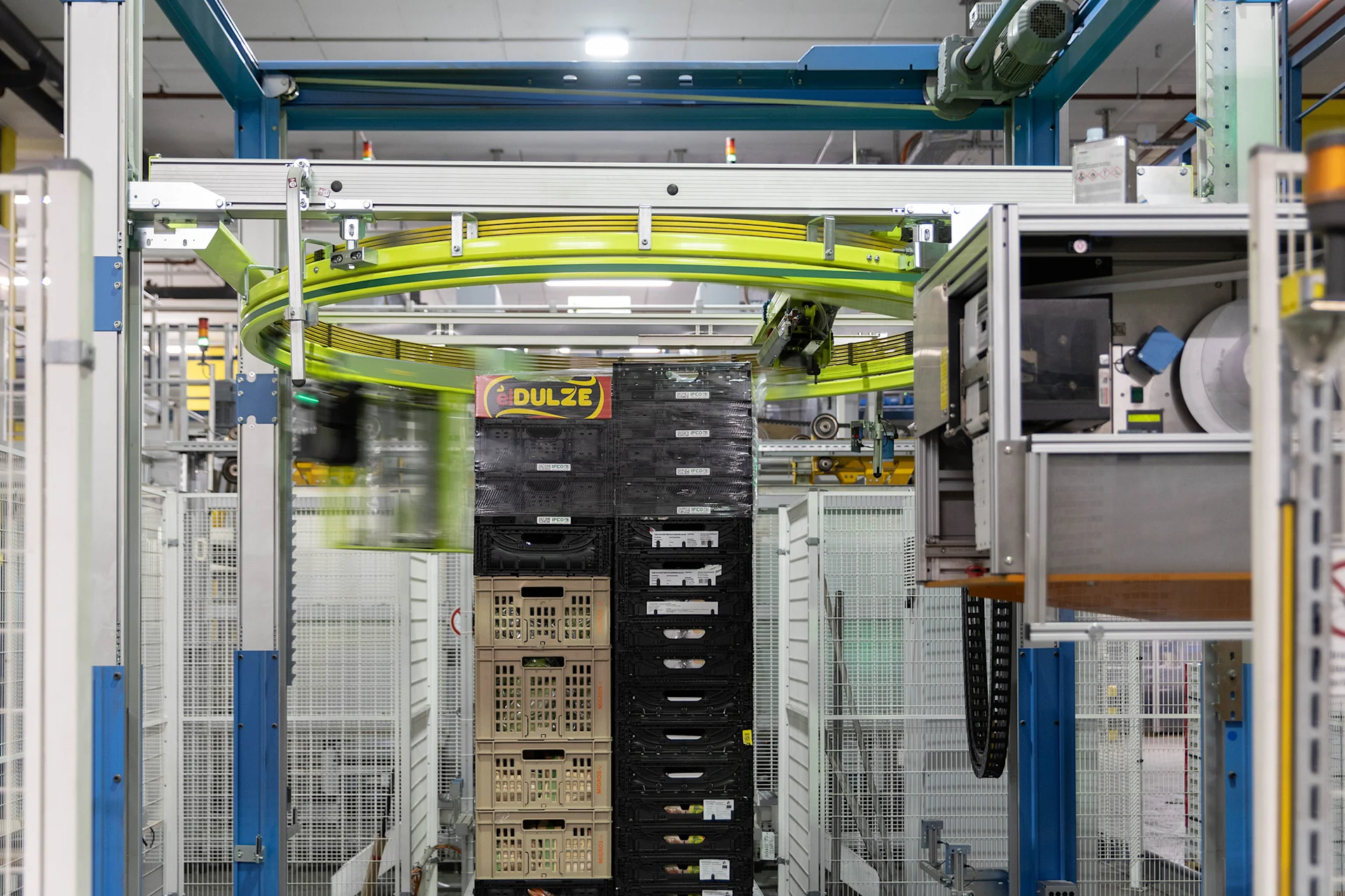 Palett wird umwickelt in der Betriebszentrale der Migros Zürich Palett wird umwickelt in der Betriebszentrale der Migros Zürich