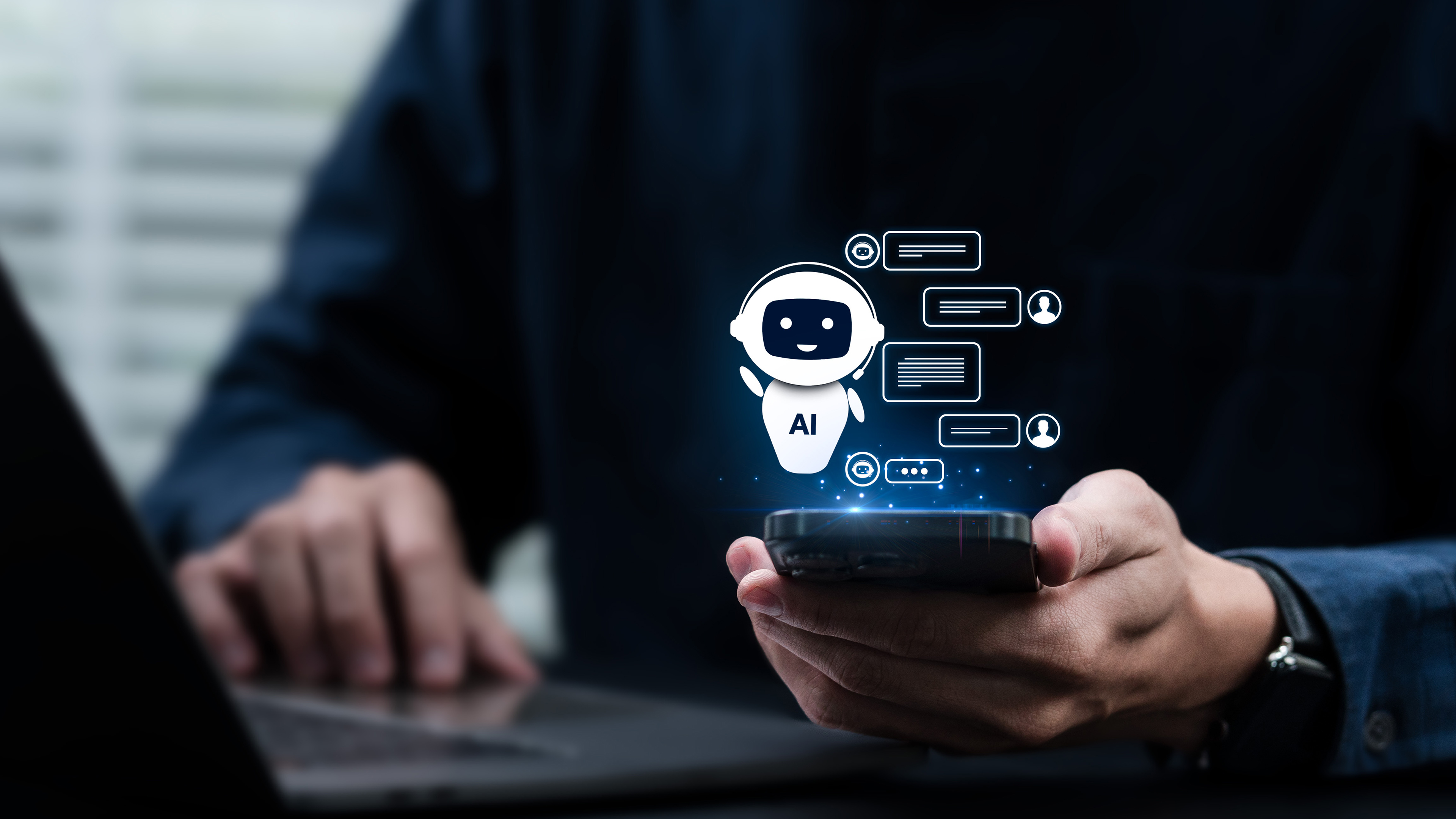 Ein Mann sitzt vor dem Laptop und hält ein Handy in der Hand. Darüber eine Visualisierung eines AI-Chatbots.