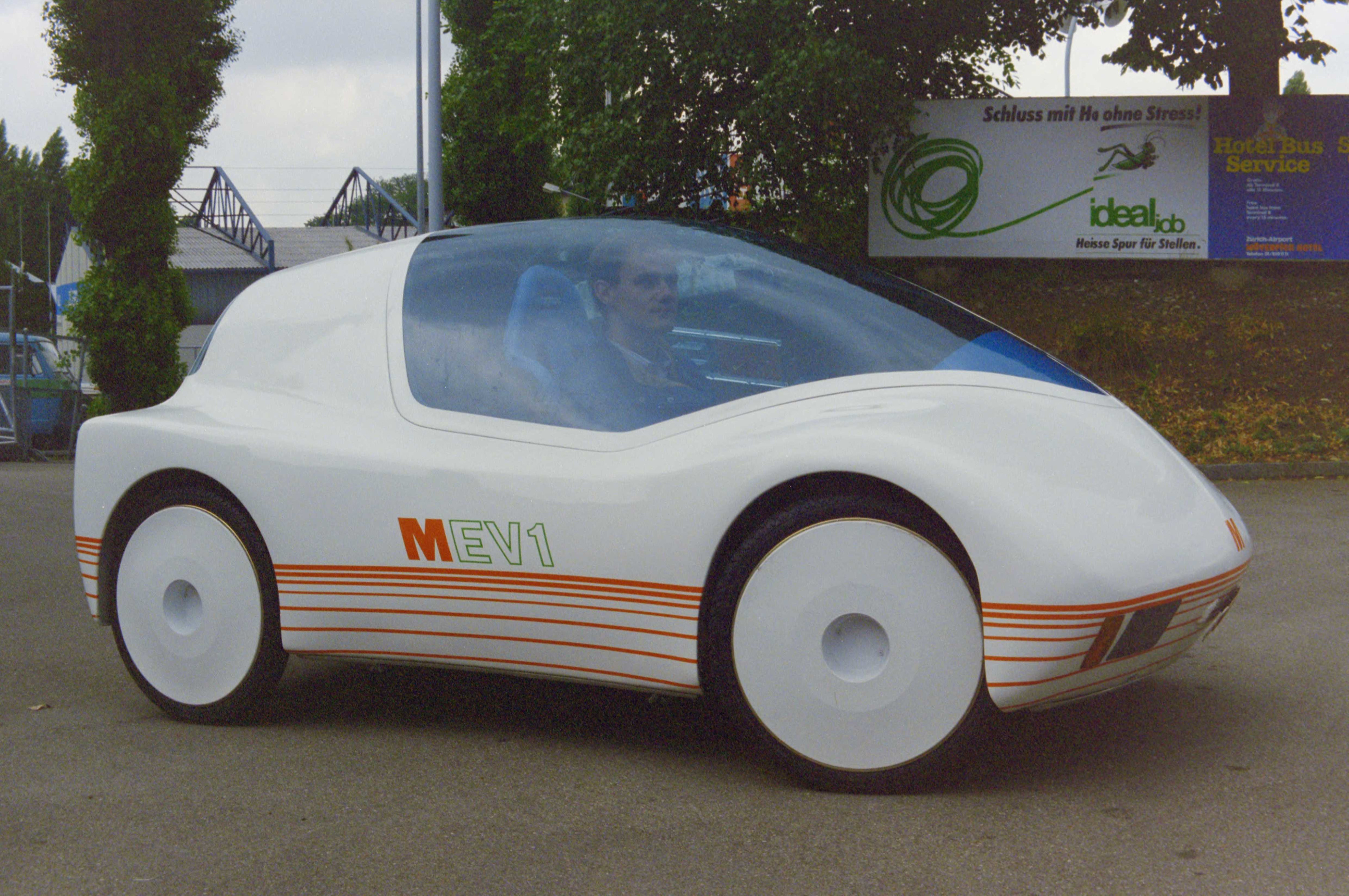 The MEV 1 on a test drive at the Oerlikon racecourse (1986).