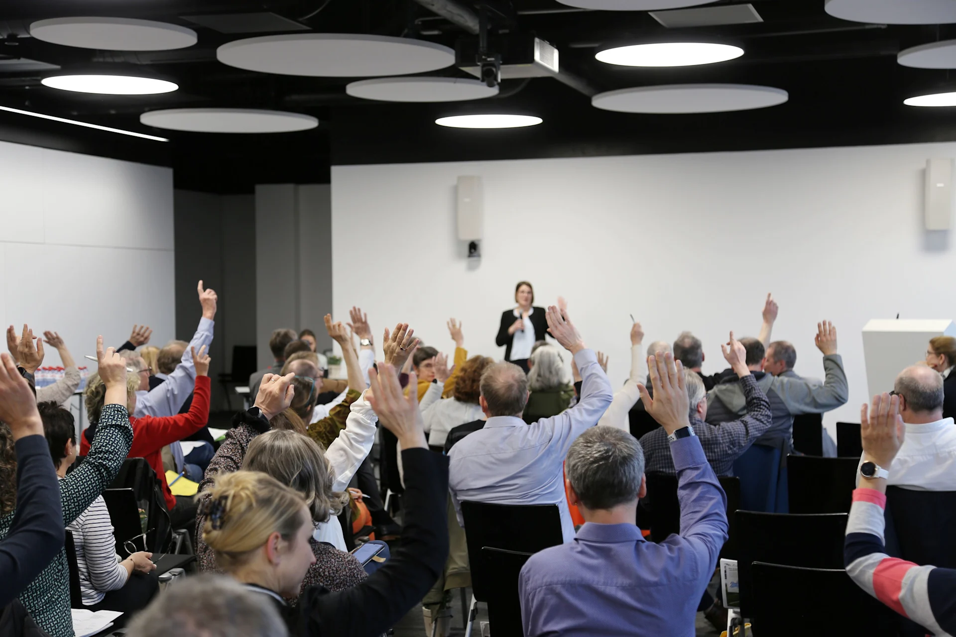 Raum voller Menschen