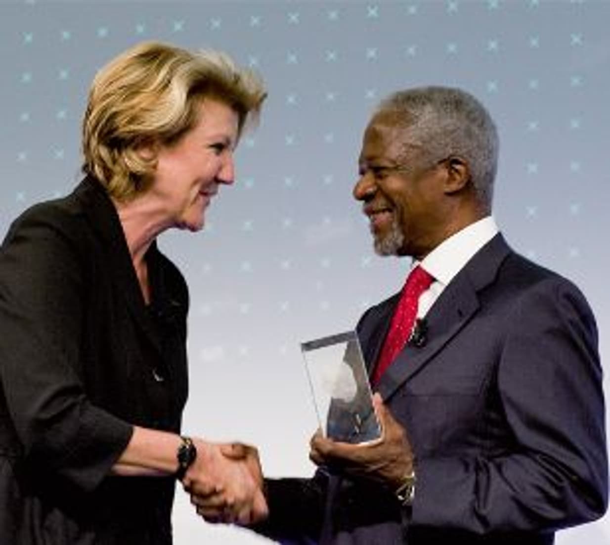 Gisèle Girgis überreicht Kofi Annan den Gottlieb Duttweiler-Preis (2008)